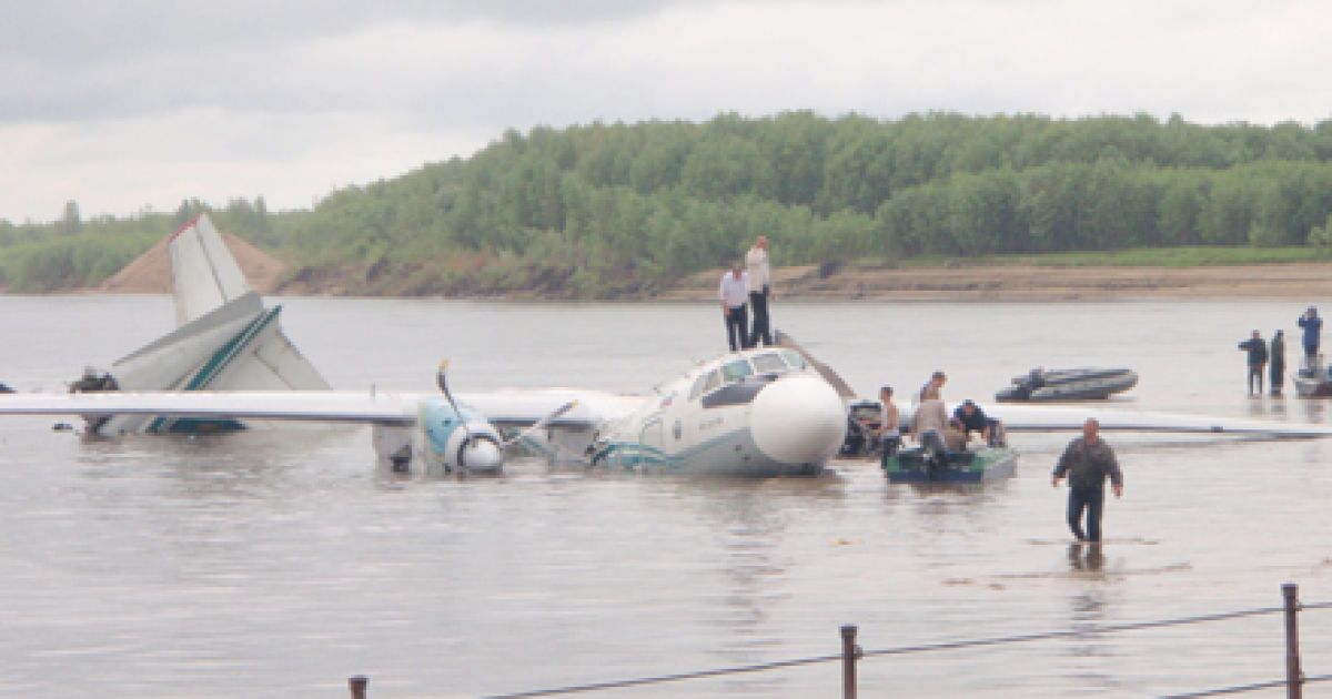 Кількість жертв аварійної посадки літака Ан-24 у Томській області Росії становить 7 людей. / © Вести