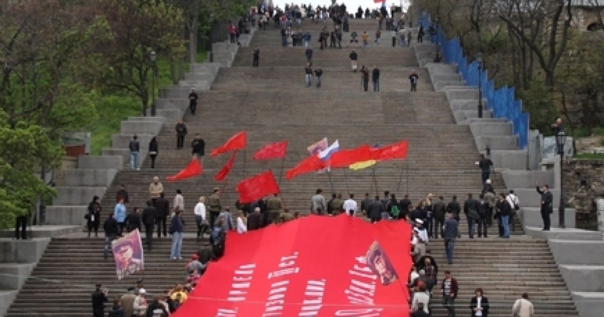 З урахуванням групи підтримки, яка прибула з прапором із Запоріжжя, де він і був пошитий, в акції взяли участь близько 150 осіб. / © Мост-Одесса