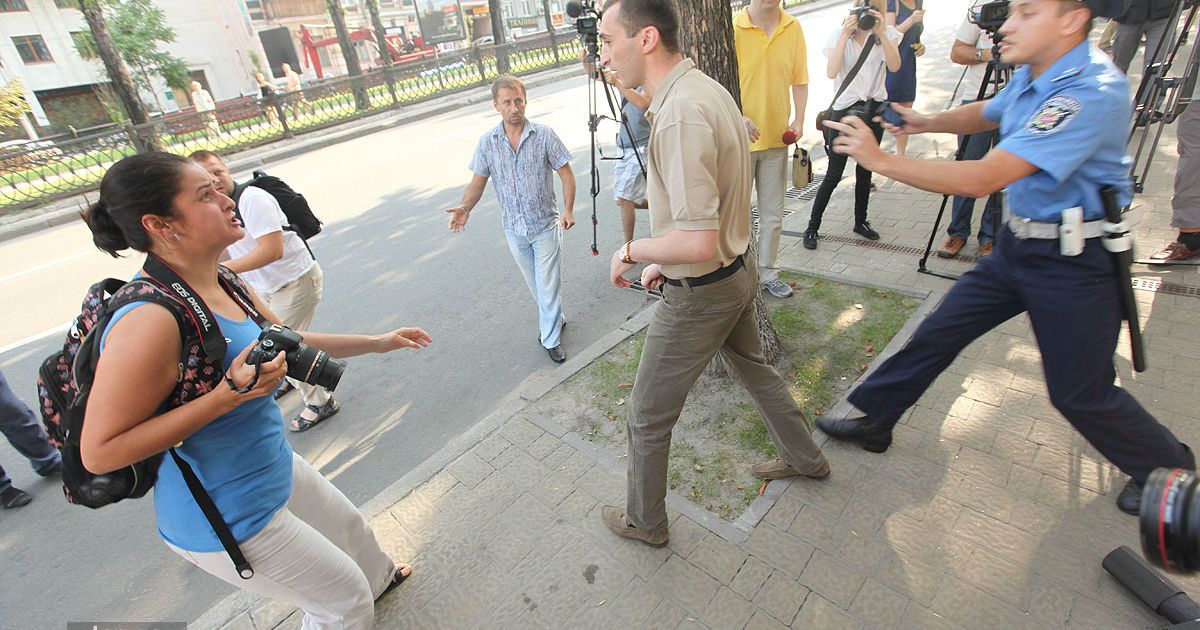 Згодом з&#039;явився міліціонер, який провів невідомого назад у приміщення посольства.