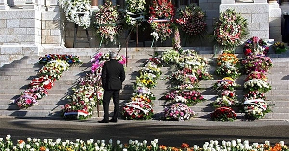 Монако, Монако. Букети і вінки з квітів виставлені на сходах собору Монако після похорон принцеси Антуанетти, сестри покійного князя Монако Рене. Принцеса Антуанетта померла у 90-річному віці в Монако. / © AFP