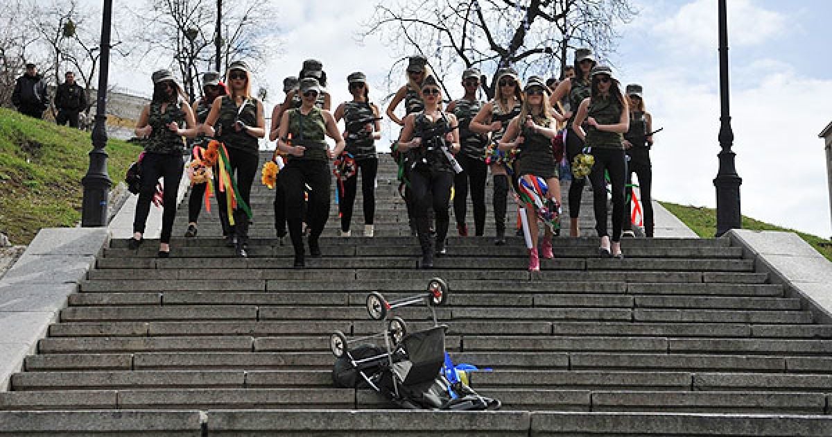 Рух FEMEN присвятив акцію "Фашизофренія" у Києві Міжнародному дню визволення в&#039;язнів фашистських концтаборів. / © Жіночий рух FEMEN