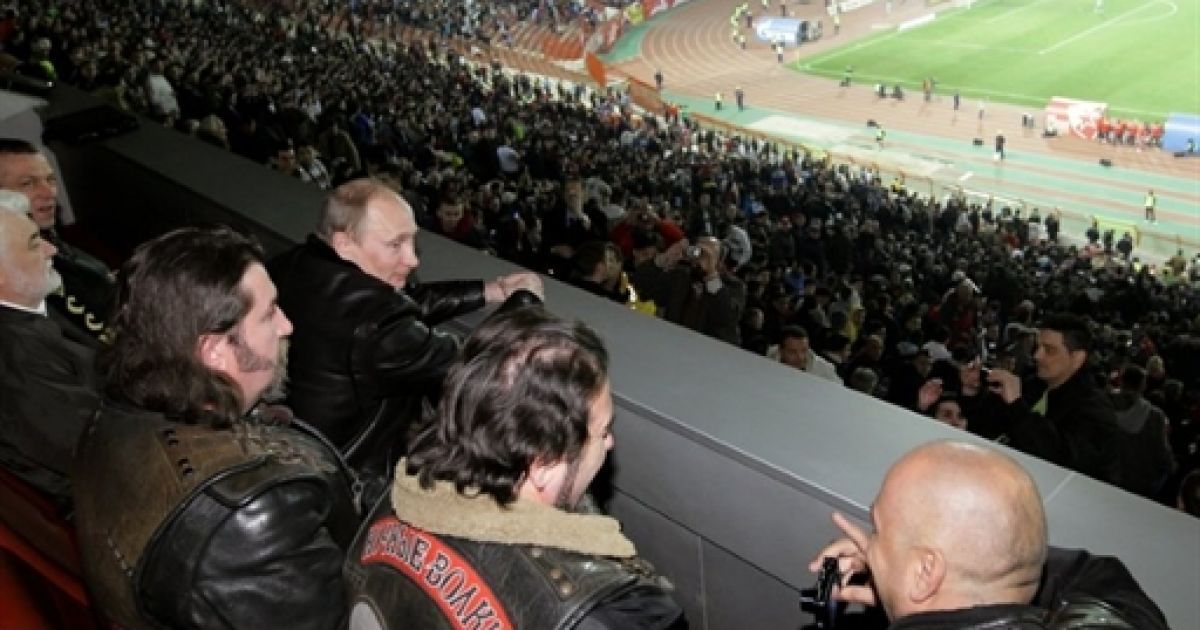 Путін разом з членами російського клубу "Нічні вовки" сходив на футбол. / © AFP