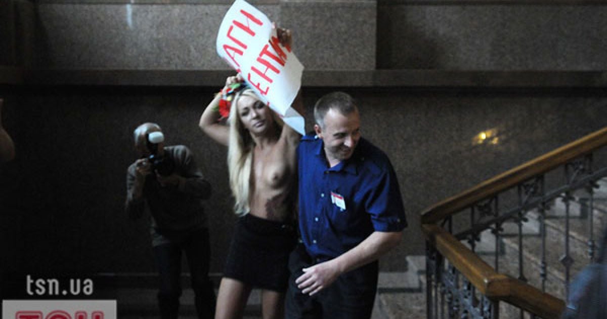 Жіночий рух FEMEN провів топлес-акцію протесту "Євробомж-2012" проти виселення студентів з гуртожитків перед проведенням Євро-2012.
