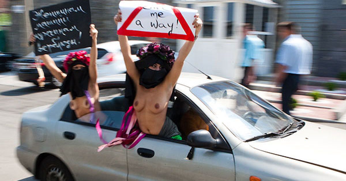 Жіночий рух FEMEN заблокував посольство Саудівської Аравії на знак солідарності з жінками, яким заборонили сідати за кермо автомобіля. / © Жіночий рух FEMEN