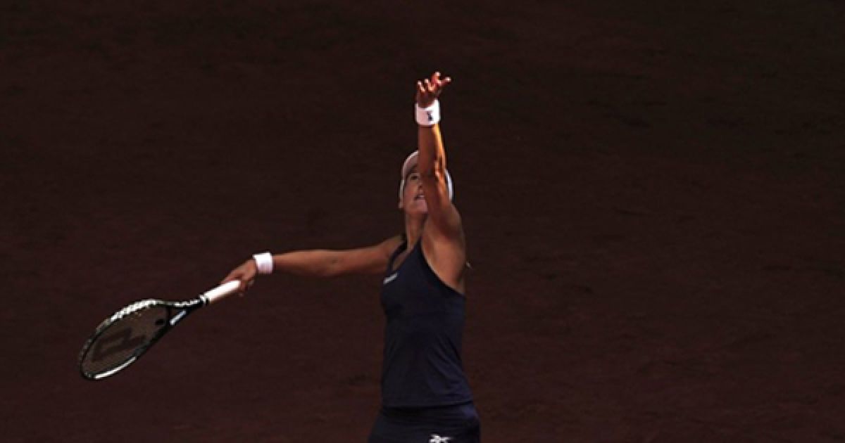 Іспанія, Мадрид. Ізраїльтянка Шахар Пір подає м&rsquo;яч Алісі Клейбановій під час матчу турніру Madrid Masters. / © AFP