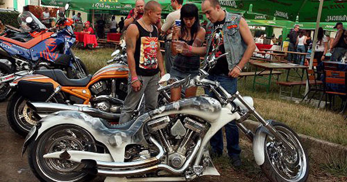 В Ужгороді відбувся 6-ий міжнародний байкерський фестиваль "Music Bike Ukraine 2011", на який приїхали тисячі байкерів з різних країн Європи. / © УНІАН