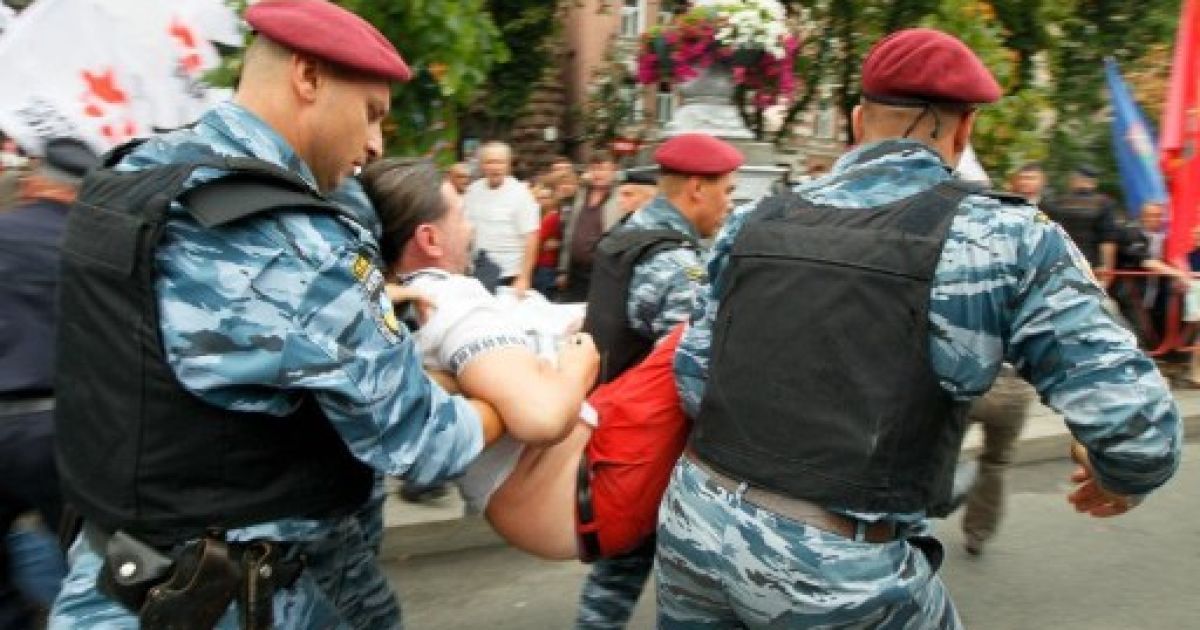 Україна, Київ. Правоохоронці затримують прихильників екс-прем&#039;єр-міністра Юлії Тимошенко під час мітингу на її підтримку перед Печерським районним судом Києва. Колишній прем&#039;єр-міністр Юлія Тимошенко постала перед судом за звинуваченням у зловживанні владою. / © AFP