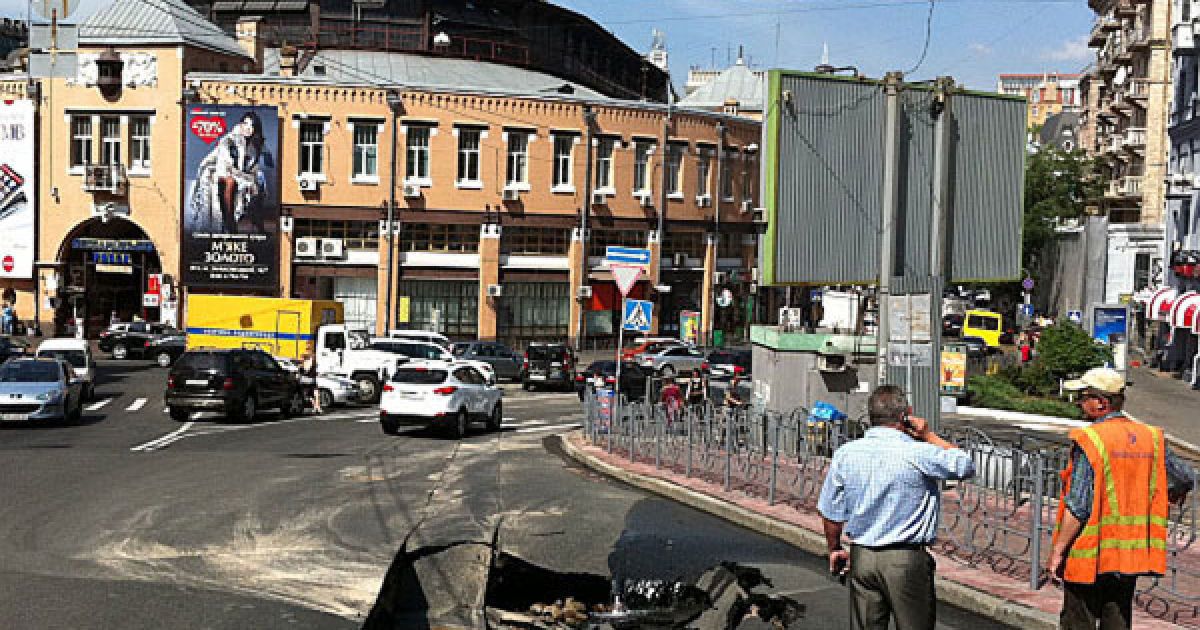 Через прорив труби біля Бесарабського ринку в центрі Києва утворився 4-метровий провал. / © Українська правда