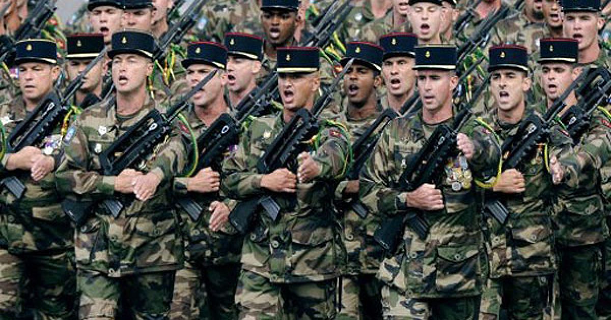Франція, Париж. Солдати з 9-ої легкої танкової бригади Пуатьє беруть участь у військовому параді, який провели на Єлисейських полях під час святкування 222-ої річниці Дня взяття Бастилії. / © AFP