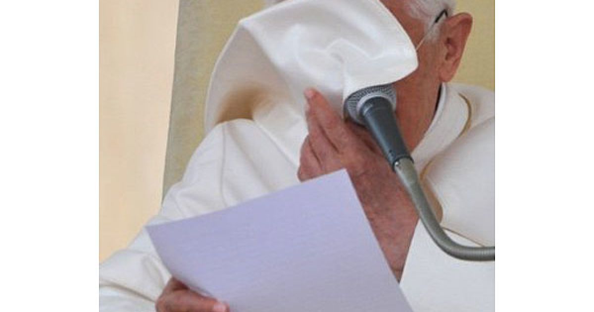 Ватикан. Папу Римського Бенедикта XVI затуляє одягом під час його вступу на щотижневій загальній аудієнції на площі Святого Петра у Ватикані. / © AFP
