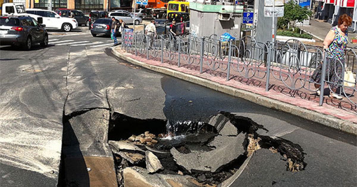 Через прорив труби біля Бесарабського ринку в центрі Києва утворився 4-метровий провал. / © Українська правда
