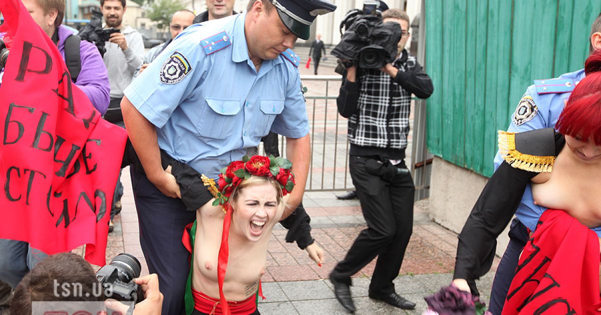 Активістки FEMEN влаштували під Верховною радою топлес-протест "Депутат, не бикуй!" проти пенсійної реформи.
