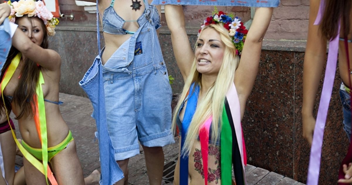 Жіночий рух FEMEN провів акцію "Геть джинсу!", присвячену Дню журналістики.