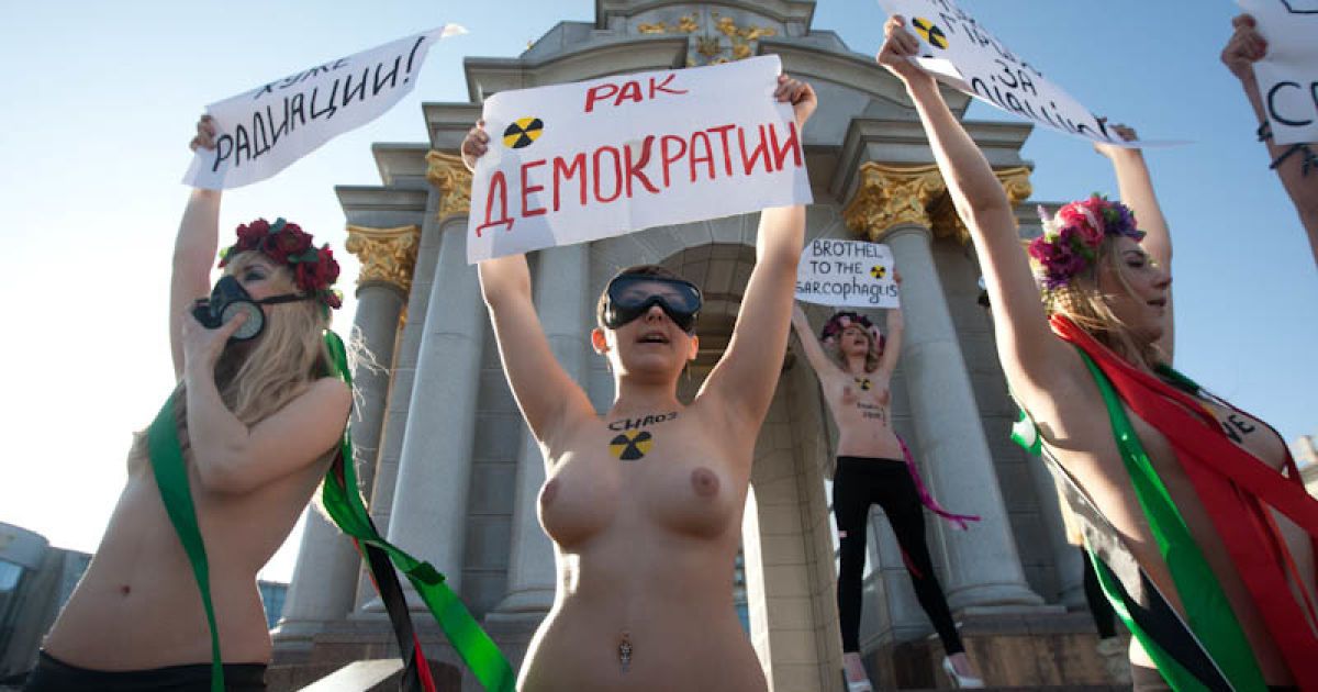 Акція FEMEN в центір Києва тривала недовго. / © femen.livejournal.com