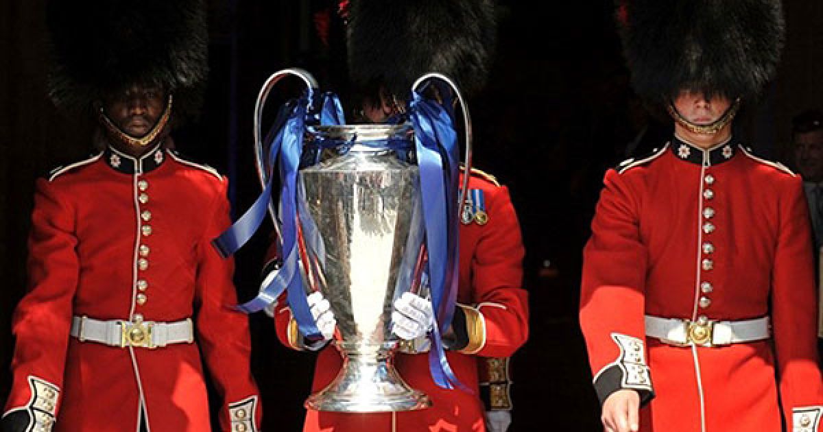 Великобританія, Лондон. Члени королівської гвардії беруть участь у церемонії передачі Кубка чемпіонів УЄФА в Лондоні. Фінальний матч Ліги чемпіонів відбудеться на стадіоні Уемблі в Лондоні 28 травня 2011 року. / © AFP