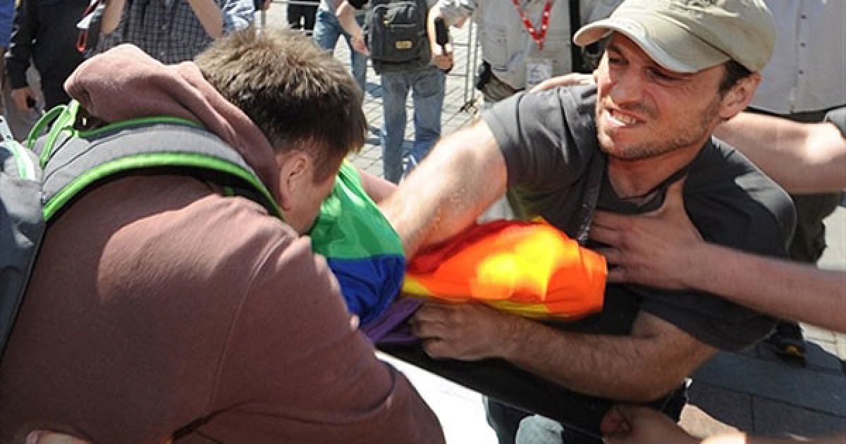 Росія, Москва. Чоловік б&rsquo;є учасника несанкціонованого гей-параду в центрі Москви. Московська поліція затримала трьох лідерів гей-руху під час зіткнень, які спалахнули в Москві між гей-активістами та противниками акції. / © AFP