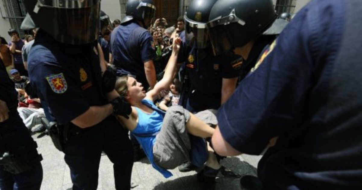 Іспанія, Мадрид. Протестуючі, яких називають "indignants", беруть участь у  зіткненнях з поліцією під час приведення до присяги мера Альберта Руїса Галардона в Мадриді. / © AFP