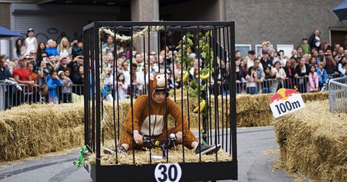 В Стокгольмі провели перегони на саморобних "мильницях" Stockholm Red Bull Soapbox 2011. / © AFP