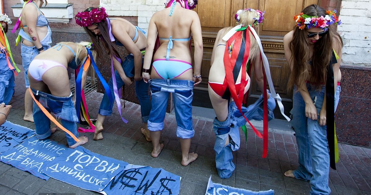 Жіночий рух FEMEN провів акцію "Геть джинсу!", присвячену Дню журналістики.