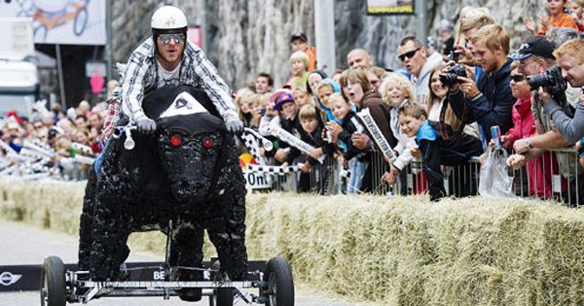В Стокгольмі провели перегони на саморобних "мильницях" Stockholm Red Bull Soapbox 2011. / © AFP
