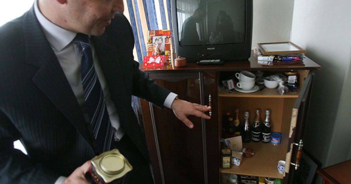 Чай, цукерки та печиво Парубій зберігає у тумбочці під телевізором.