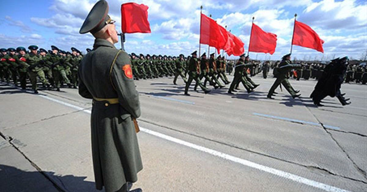 Росія, Алабіно. Солдати беруть участь у репетиції Параду Перемоги, яка відбулась у підмосковному Алабіно. Парад пройде на Красній площі в Москві з нагоди святкування розгрому фашистської Німеччини у 1945 році. / © AFP