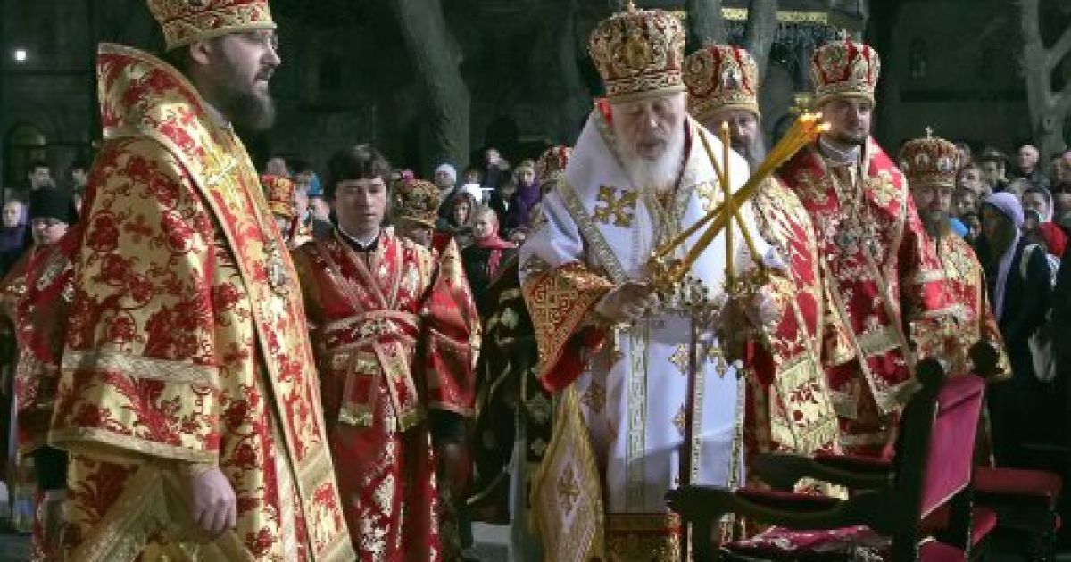 Президент Віктор Янукович взяв участь у святковому Великодньому богослужінні у Свято-Успенській Києво-Печерській лаврі / © УНІАН