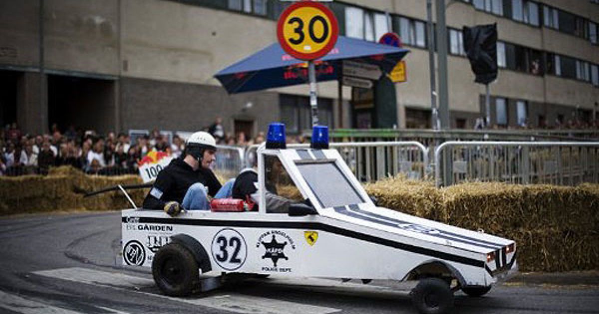 В Стокгольмі провели перегони на саморобних "мильницях" Stockholm Red Bull Soapbox 2011. / © AFP