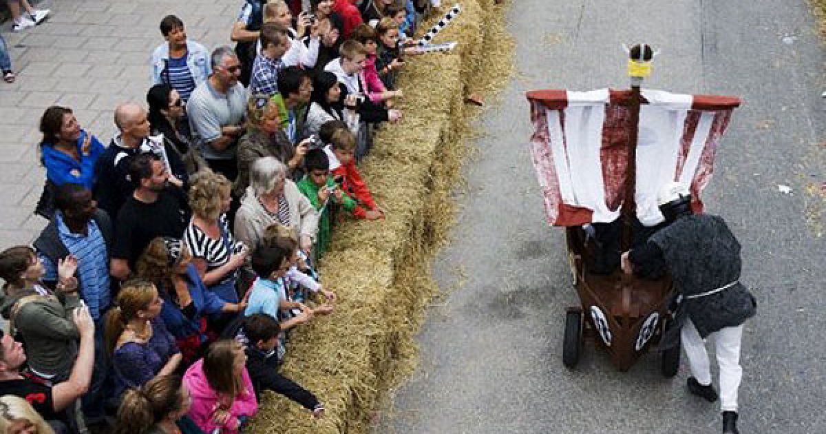 В Стокгольмі провели перегони на саморобних "мильницях" Stockholm Red Bull Soapbox 2011. / © AFP