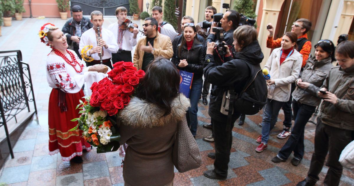 Актрису зустрів український народний ансамбль з рушниками, хлібом-сіллю і піснею "Многая літа". / © S.A.L.-show