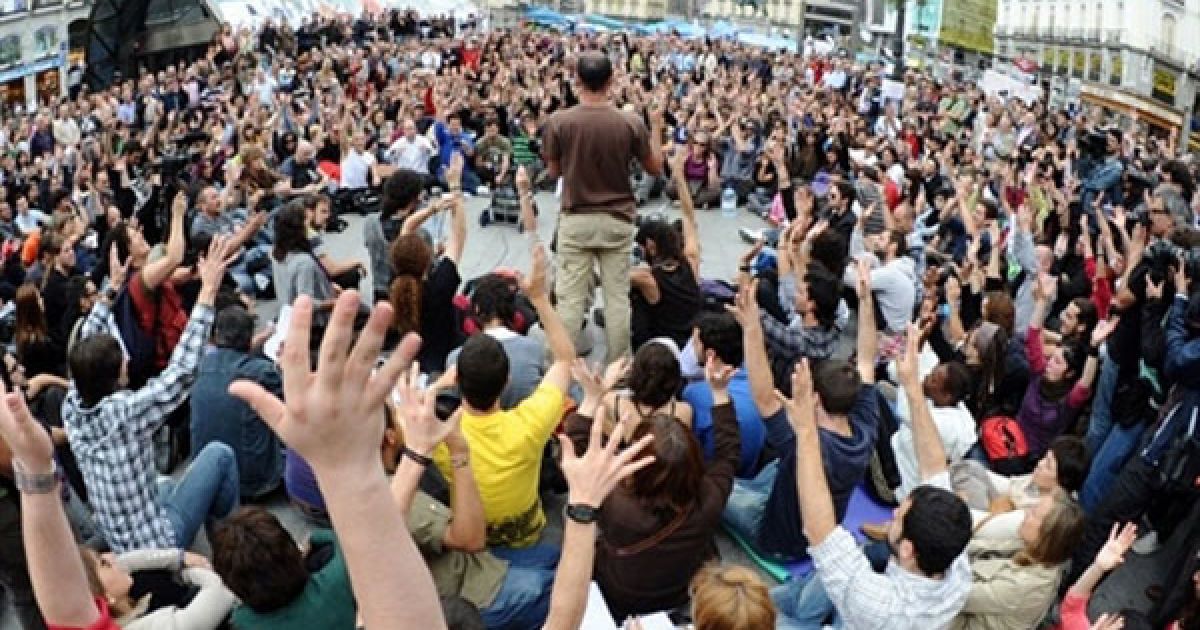 Іспанія, Мадрид. Тисячі людей беруть участь в акції протесту проти економічної кризи та безробіття в Іспанії. Протестувальники, всупереч відмові влади Мадриду надати дозвіл на протести, розбили табори протесту на головних площах по всій Іспанії. / © AFP