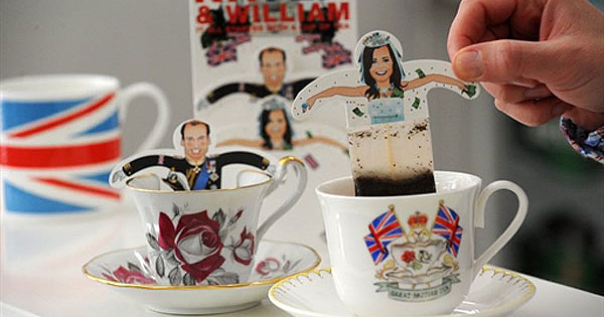 Німеччина, Гамбург. Пакетики чаю з портретами Кейт Міддлтон і британського принца Вільяма під назвою "Katea & William" випустили з нагоди їхнього весілля, яке відбудеться 29 квітня 2011 року у Вестмінстерському абатстві в Лондоні. / © AFP