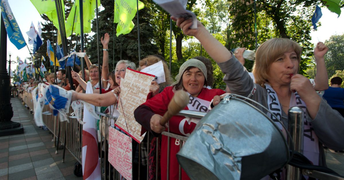 У Весняному марші протесту, який організувала опозиція біля Верховної ради беруть участь близько 3500 тисяч осіб.