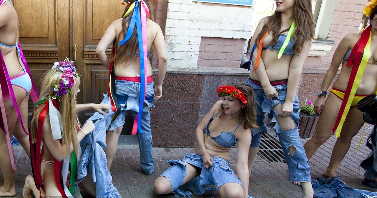 Жіночий рух FEMEN провів акцію "Геть джинсу!", присвячену Дню журналістики.