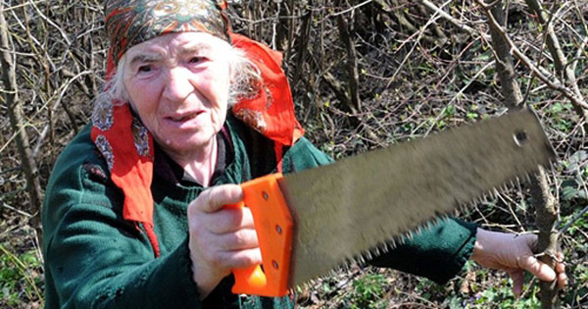 Грузія, Армазі. 75-річна Айастан Шакарян залишила майже вся Вірменію і частину Грузії на кілька годин без інтернету. Бабця, шукаючи мідь, пошкодила кабель, що з&#039;єднує Грузію і Вірменію. Пенсіонерку затримали, Айастан загрожує до трьох років ув&#039;язнення. / © AFP