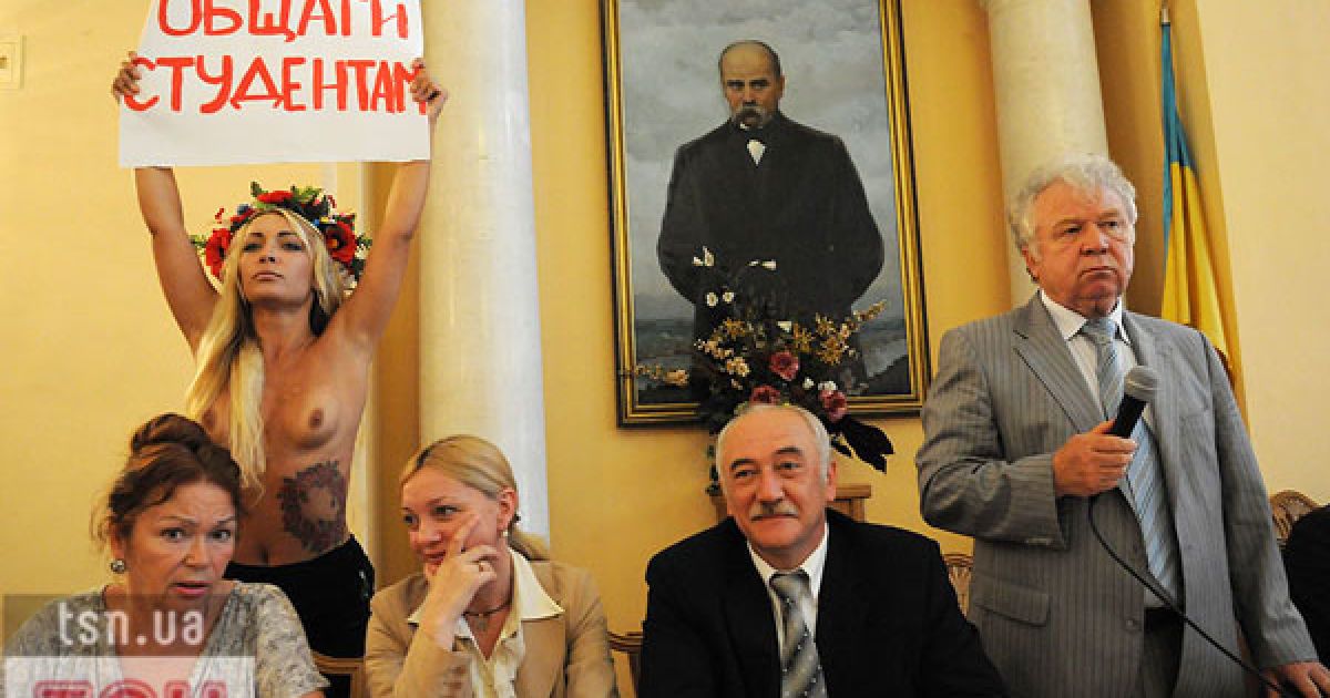 Жіночий рух FEMEN провів топлес-акцію протесту "Євробомж-2012" проти виселення студентів з гуртожитків перед проведенням Євро-2012.