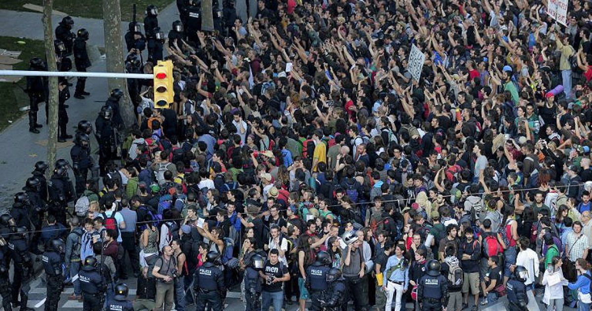 Іспанія, Барселона. Близько 2000 демонстрантів взяли участь в акції протесту проти економічної кризи в Іспанії і різкого зростання безробіття. Вони заблокували депутатам підхід до парламенту, поліція розігнала сотні демонстрантів. / © AFP