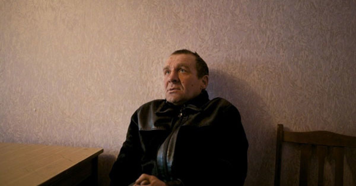 Журнал Newsweek надрукував серію фотографій, зроблених фотокореспондентом  Дональдом Вебером в приміщенні для допитів підозрюваних у відділку міліції. / © forum.pravda.com.ua