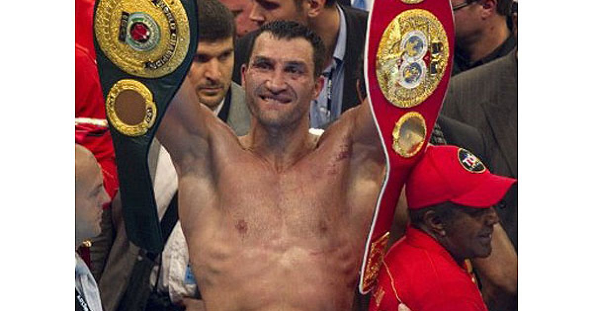 Українець Володимир Кличко став абсолютним чемпіоном світу з боксу, здобувши перемогу над Девідом Хеєм у об&#039;єднавчому поєдинку за пояси IBF/IBO, WBO і WBA. / © AFP