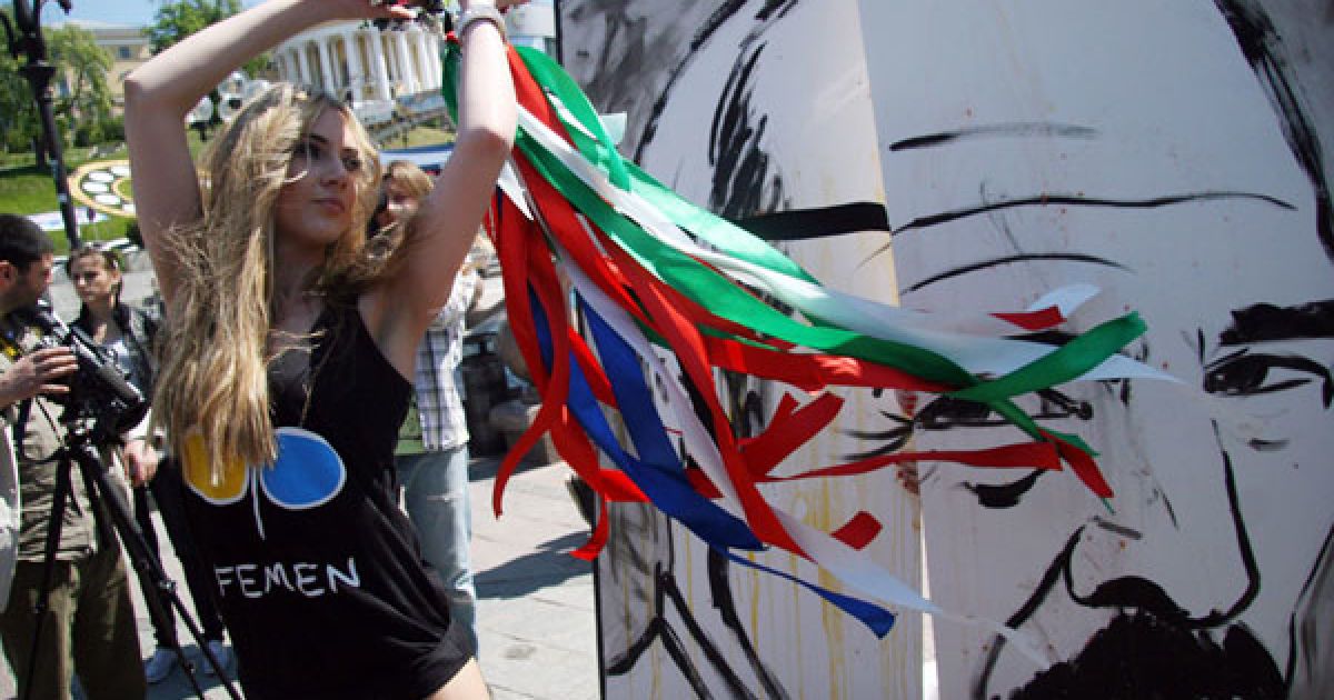 Активістки жіночого руху FEMEN провели на Майдані Незалежності в Києві акцію "Рогатки до бою!" на підтримку жертв "кривавої неділі" в Білорусі. / © Жіночий рух FEMEN