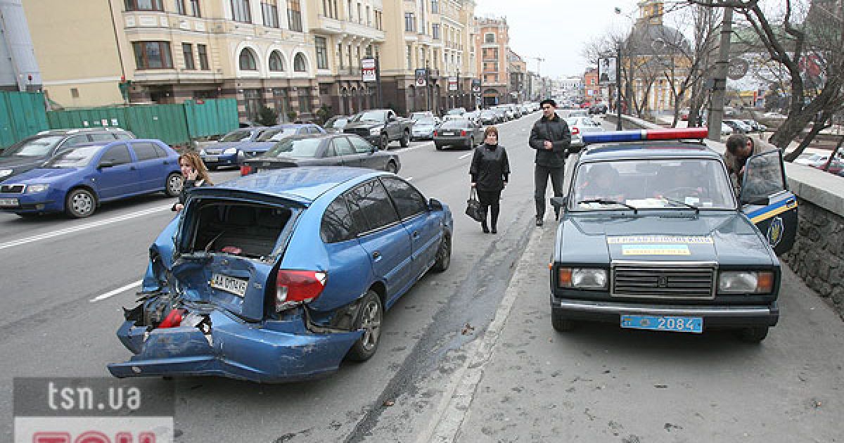 У центрі Києва на Поштовій площі сталася жахлива ДТП за участю декількох автомобілів.