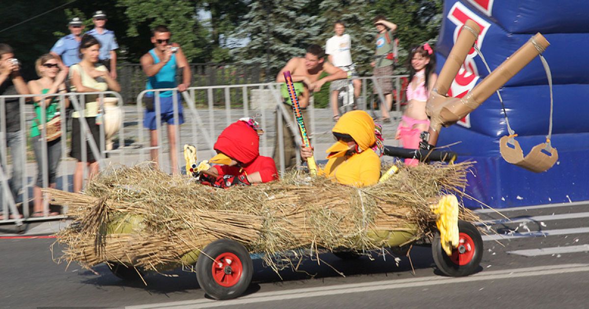 В Києві провели грандіозні перегони &mdash; шоу-ралі на саморобних автомобілях "Red Bull Ралі на тарантасах".