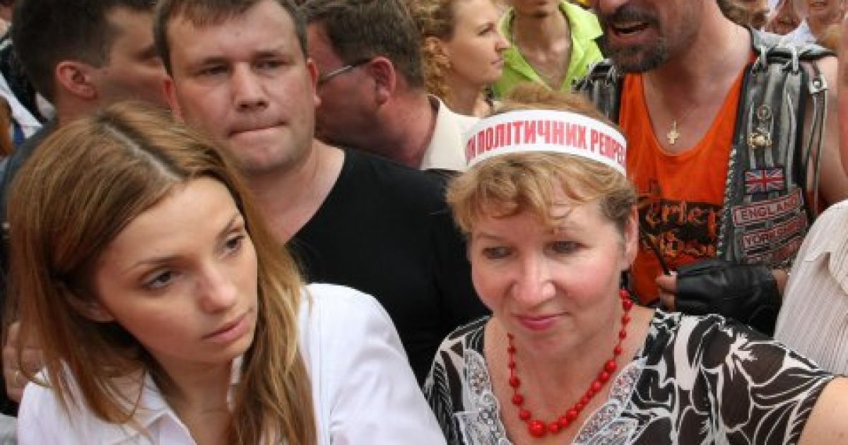 Чоловік Юлії Тимошенко Олександр та дочка Євгенія з чоловіком Шоном Карром приїхали підтримати екс-прем&rsquo;єра до будівлі Печерського суду. / © УНІАН