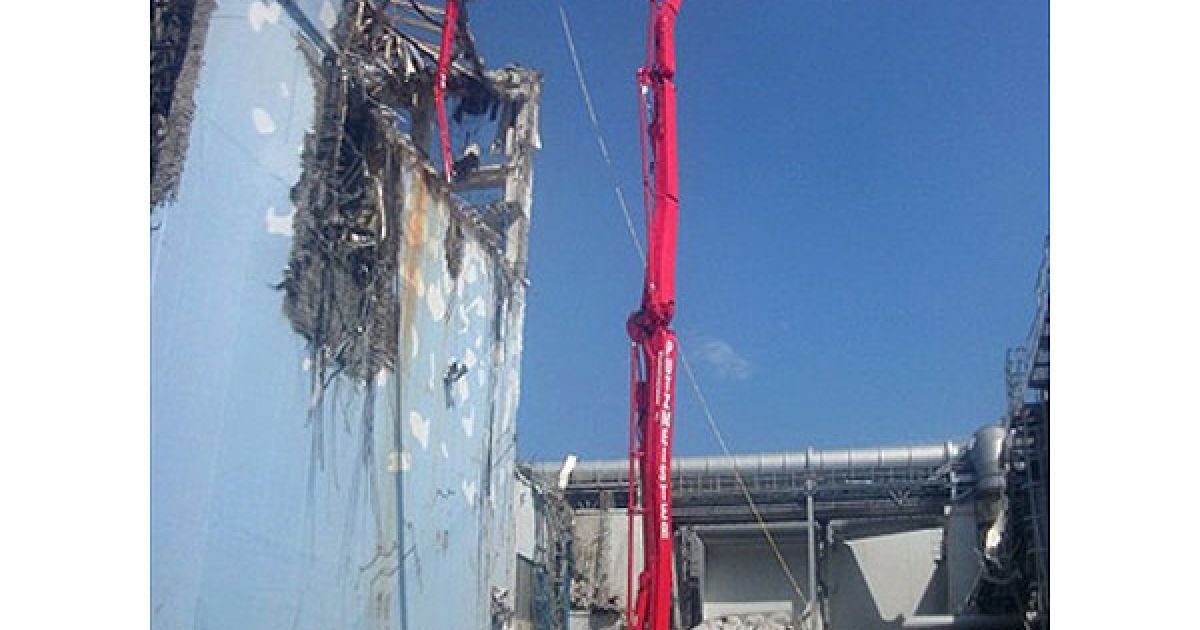 Японія, Окума. Працівники відкачують насосами воду з басейну відпрацьованого палива на 4 реакторі АЕС "Фукусіма-1" у місті Окума. Фото AFP/HO/TEPCO / © AFP