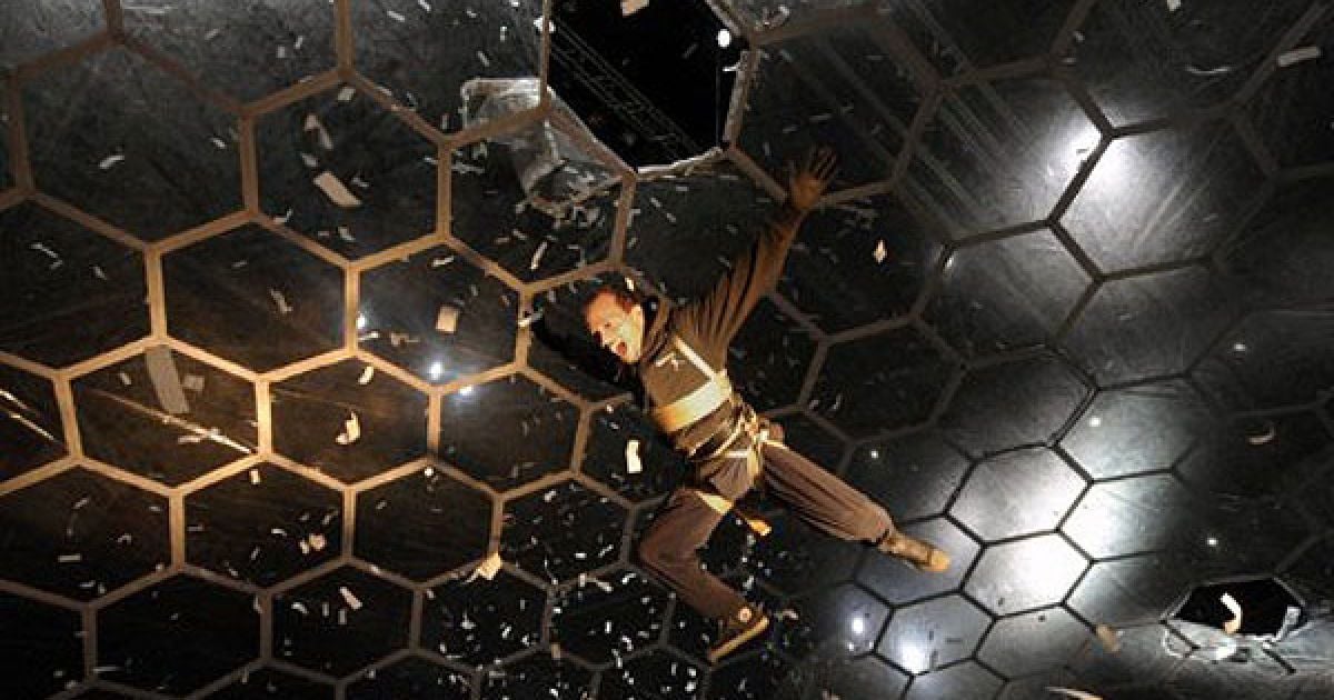 Аргентина, Буенос-Айресі. Артист гурту "Fuerzabruta" виступає під час презентації нового міжнародного шоу "Вайра Тур" на стадіоні Луна-парк в Буенос-Айресі. / © AFP