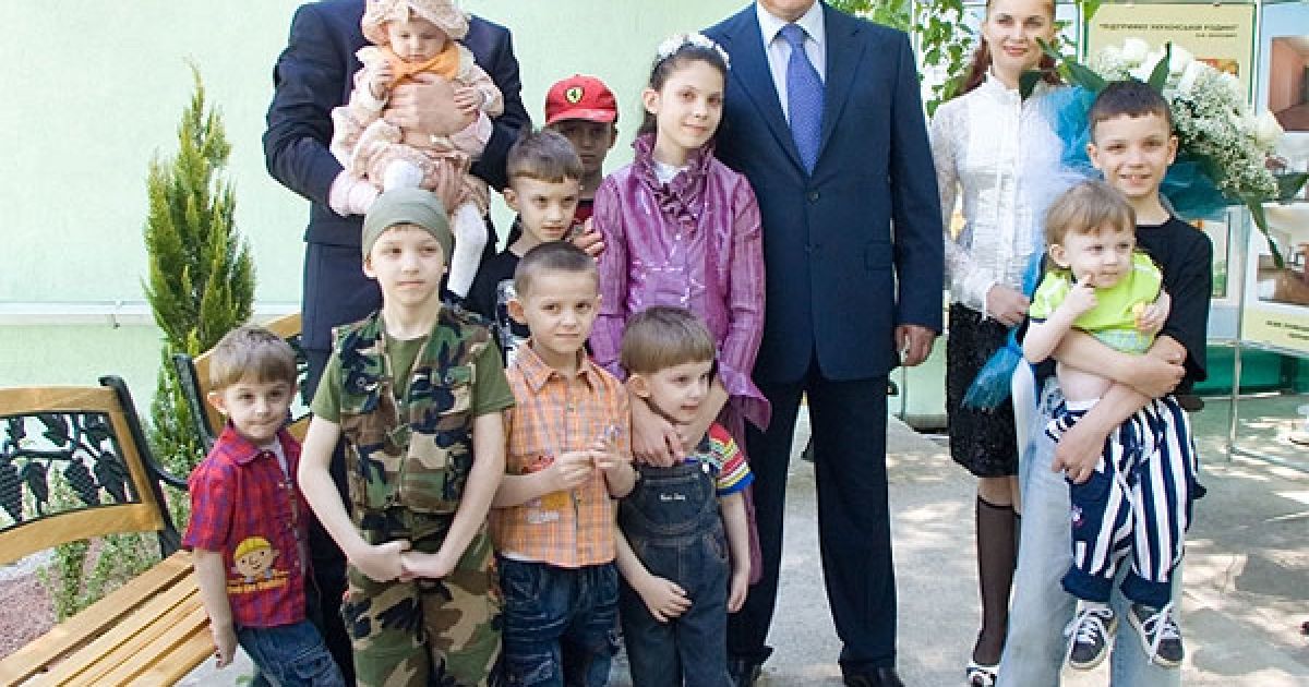 Президент України Віктор Янукович вручив ключі від квартири багатодітній родині Андрія та Тетяни Чернишових, які виховують десятьох дітей. / © President.gov.ua