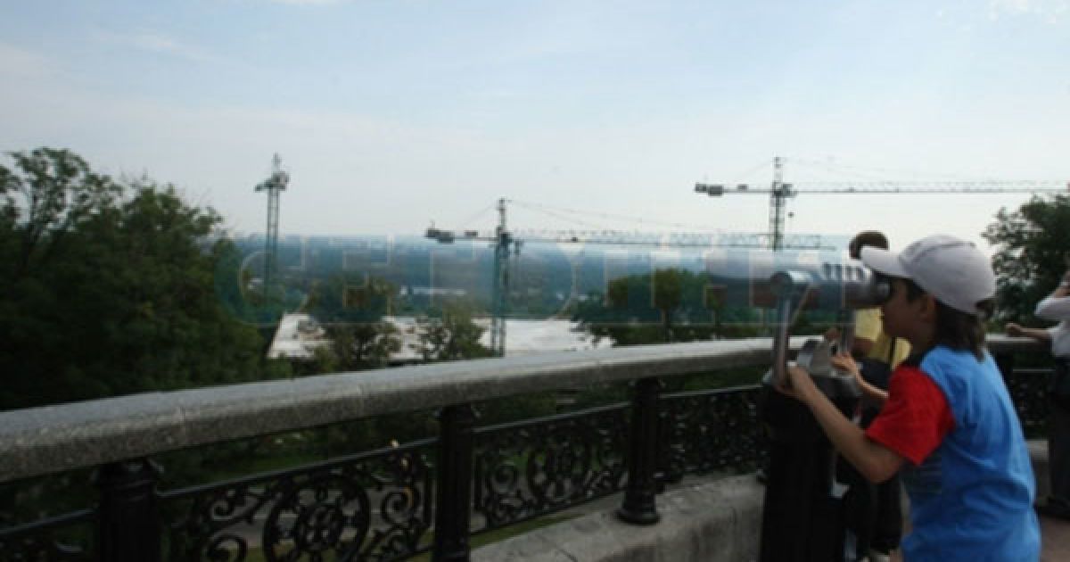 Від вертолітного майданчику поблизу Верховної ради вже роблять міст до Грушевського. / © Сегодня