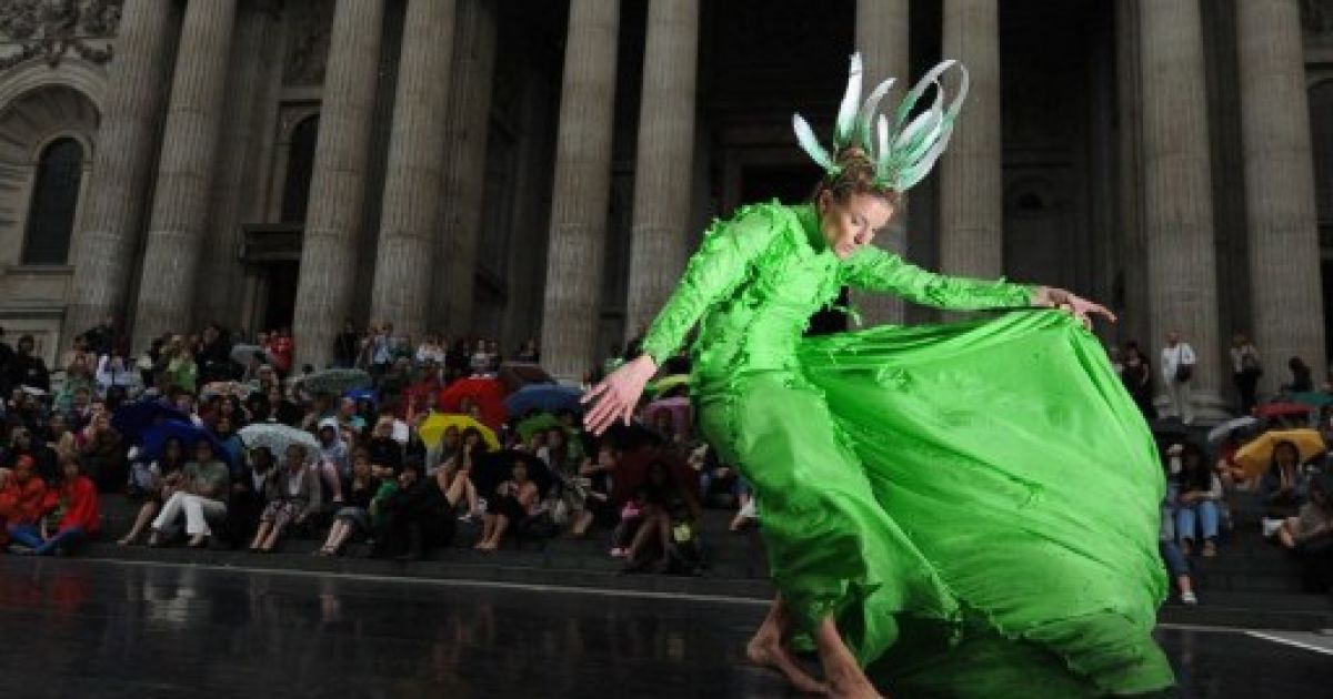 Великобританія, Лондон. Танцівниця з трупи Rambert виступає перед собором Святого Павла в центрі Лондона під час проведення Лондонського Сіті фестивалю. / © AFP