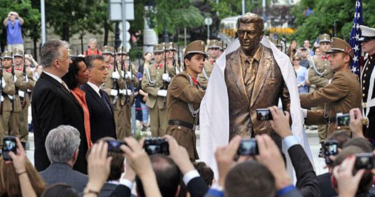 Угорщина, Будапешт. Прем'єр-міністр Угорщини Віктор Орбан і колишній держсекретар США Кондоліза Райс стоять поруч зі статуєю президента США Рональда Рейгана на площі Свободи. В Будапешті відкрили бронзову статує Рейгану вагою 180 кг і висотою 2,18 м на честь 100-річчя покійного президента. / © AFP