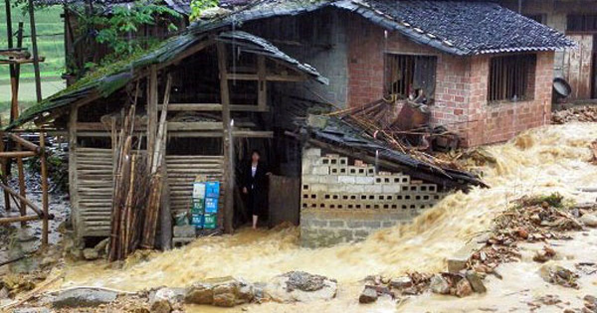 Китай, Сіньхуа. Центральний Китай потерпає від сильних повеней. Проливні дощі спричинили підйом води у річках південного і центрального Китаю, в результаті повеней 52 особи загинули, більше 100 000 людей були змушені покинути свої будинки. / © AFP